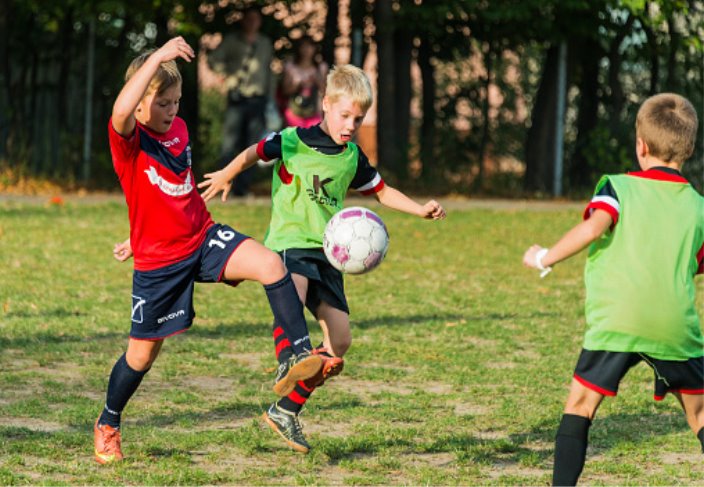 Мальчики Играют В Футбол На Спортивной Площадке — стоковые фотографии и  другие картинки Футбол - iStock